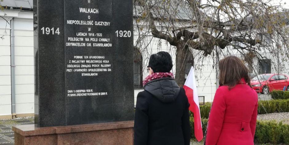 złożenie kwiatów pod pomnikiem - fot. k