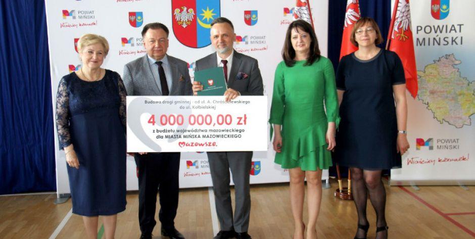 Burmistrz Marcin Jakubowski i przedstawiciele Urzędu Marszałkowskiego - fot. UM