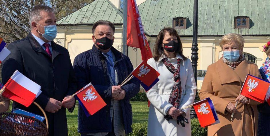 Jednym z symboli Mazowsza jest Flaga Województwa Mazowieckiego. W Siedlcach wspólnie wywiesili ją: marszałek Adam Struzik, członkowie zarządu województwa - Janina Ewa Orzełowska i Elżbieta Lanc oraz prezydent Siedlec Andrzej Sitnik. (fot. arch. UMWM) - fot. khh