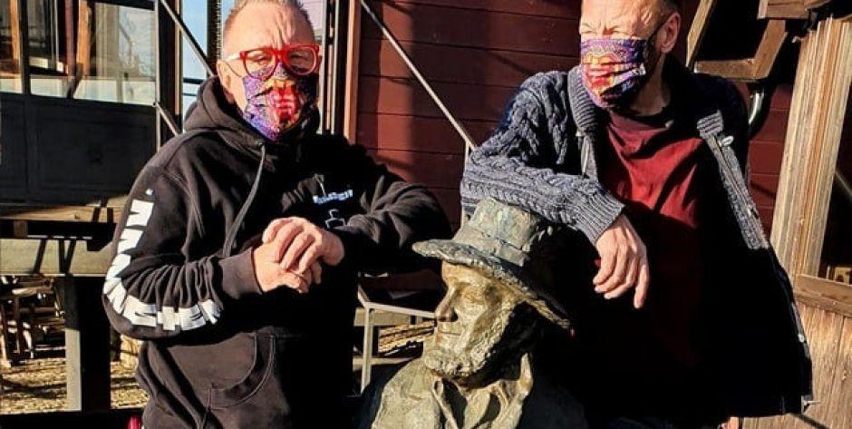 Jurek Owsiak, Zbigniew Preisner i pomnik - ławeczka Piotra Skrzyneckiego - fot. arch