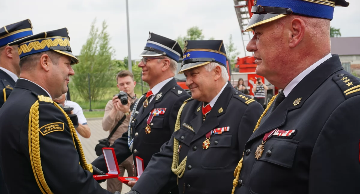 Komendant wojewódzki PSP nadbryg. Artur Gonera wręcza pamiątkowy medal st. bryg. w st. spoczynku Ireneuszowi Królikowi. fot. sej