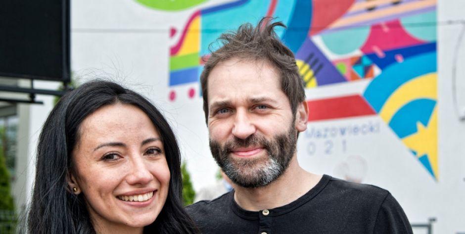 Sara Sierra Rivera i Paweł Ziemicki na tle muralu - fot. Aga Król