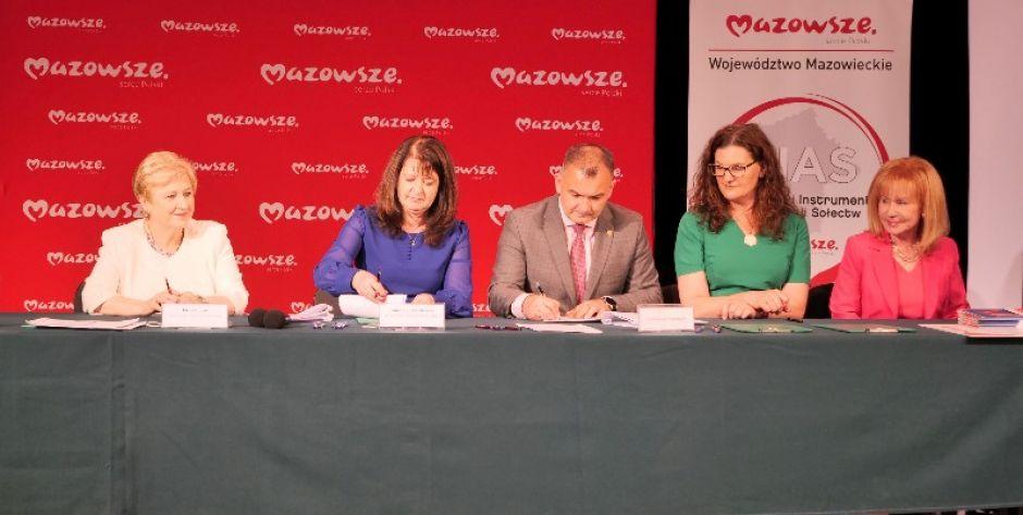 Umowę z przedstawicielkami zarządu województwa podpisują: - burmistrz Węgrowa Paweł Marchela, skarbnik Agnieszka Kądziela-Biernat i wiceburmistrz Halina Ulińska.  - fot. .