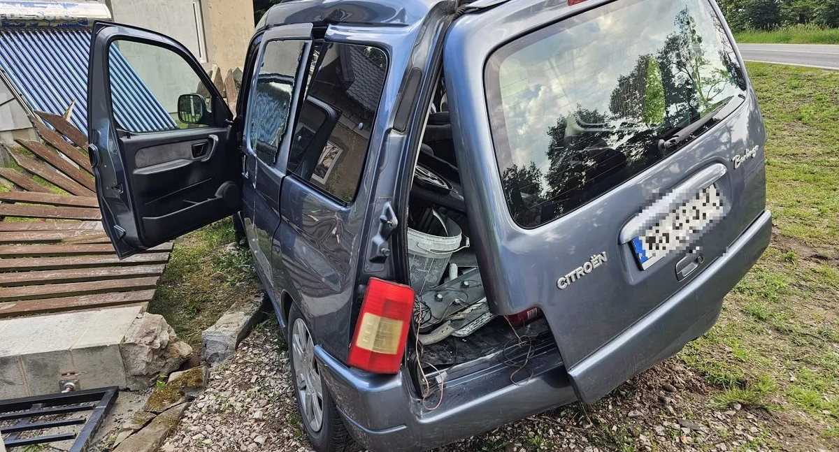 Pijany kierowca uderzył w drzewo i ogrodzenie. Miał ponad 3 promile alkoholu - fot. Policja Garwolin
