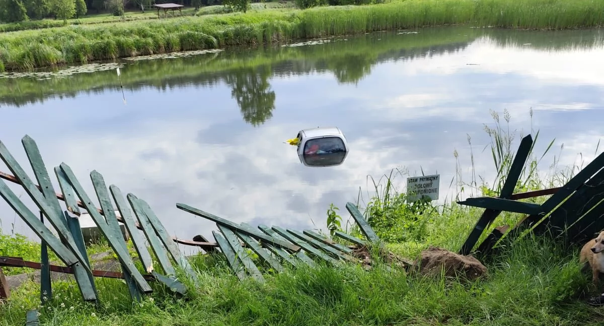  76-letnia kobieta wjechała samochodem do stawu - fot. OSP Trojanów