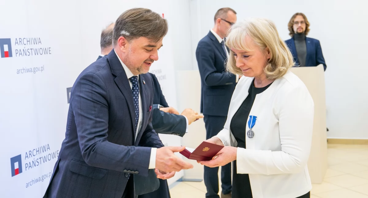 Beata Troć z Archiwum Państwowego w Siedlcach odznaczona Medalem Stulecia Odzyskanej Niepodległości - fot. fot. Michał Gmitruk/Archiwa Państwowe