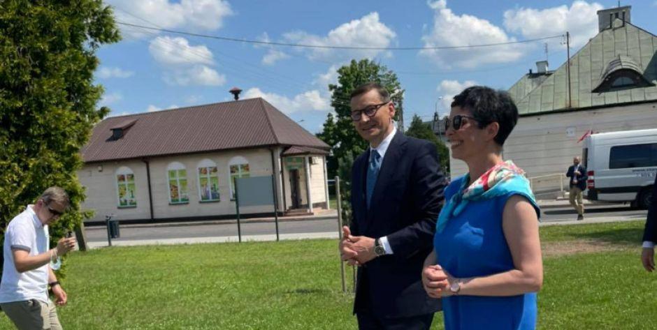 Wójt Kinga Sosińka pokazuje Mateuszowi Morawieckiemu Stanislawów - fot. arch