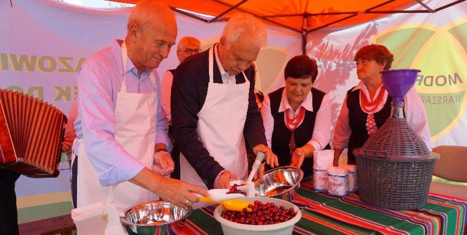 Poseł Krzysztof Tchórzewski i minister Waldemar Kraska drylują wiśnie na wiśniówkę. fot. sej