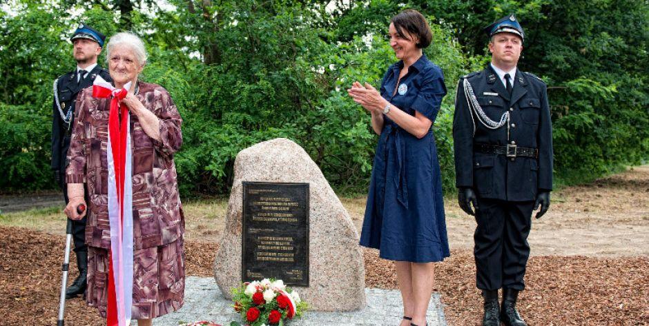Odsłonięcie pamiątkowego kamienia Lucyna Urbaniak i Magdalena Gawin - fot. Aga Król