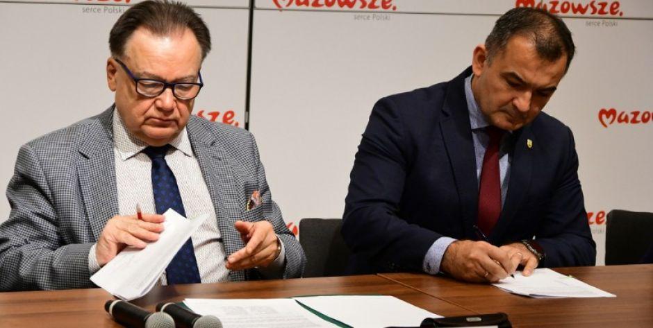 Umowę podpisują: marszałek Adam Struzik i burmistrz Węgrowa Paweł Marchela. fot. arch. UMWM - fot. .