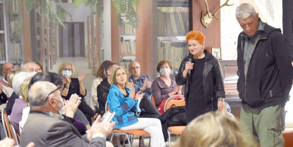 Hanna Lecyk wygłosiła żarliwe oświadczenie po promocji książki Andrzeja Stasiuka. fot.: MBP Sokołów Podl - fot. gf