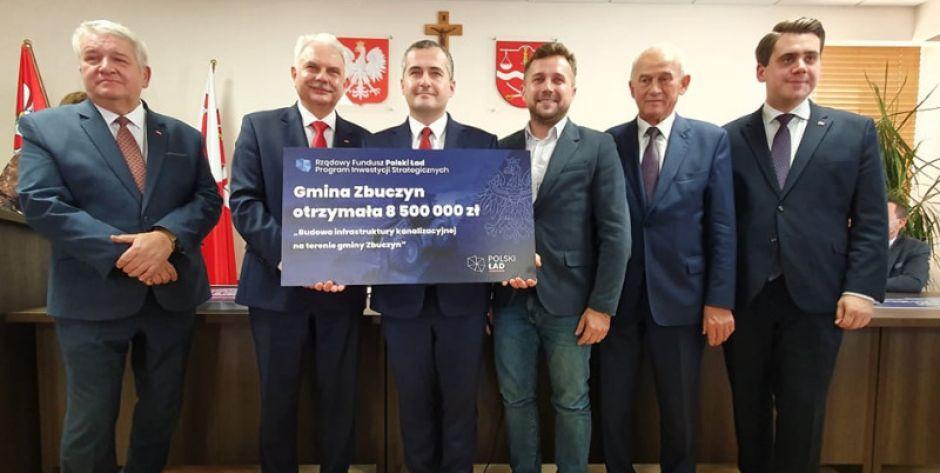 Wójt gminy Zbuczyn Hubert Pasiak z czekiem na 8,5 mln zł 