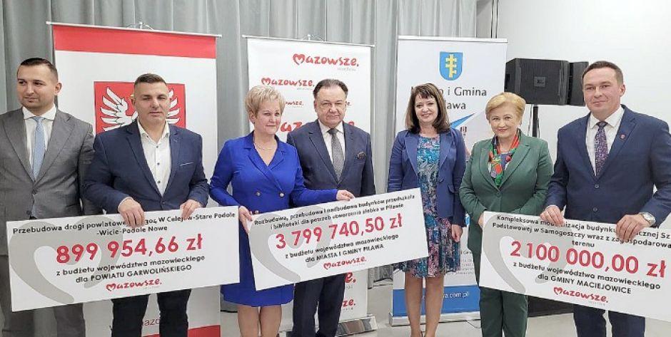 Gminy Pilawa i Maciejowice oraz powiat garwoliński otrzymają z budżetu Mazowsza w sumie blisko 6,8 mln zł wsparcia.  Umowy z samorządowcami podpisali marszałek Adam Struzik oraz członkinie zarządu województwa Janina Ewa Orzełowska i Elżbieta Lanc. - fot. sd
