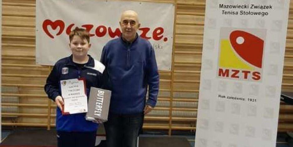 Kacper Toczyski ze swoim trenerem Sylwestrem Dąbrowskim - fot. sd