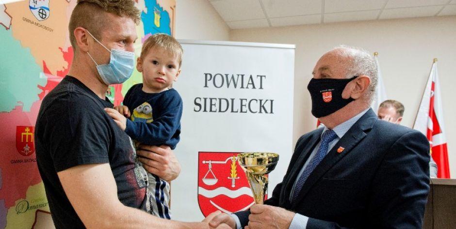 W ubiegłym roku wśród laureatów plebiscytu był kickbokser Gladiatora Siedlce, Mateusz Pasiak, który na uroczystość wręczenia nagród przybył ze swoim synkiem. Fot. Aga Król