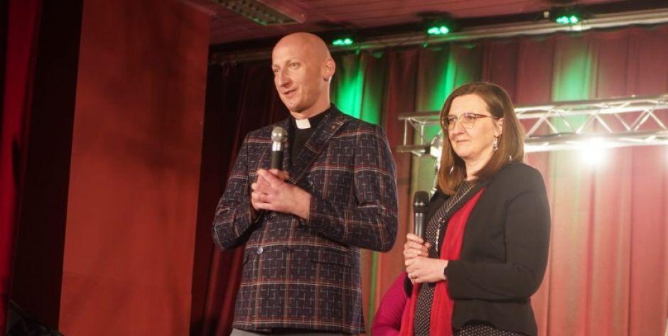 Ks. Grzegorz Walczuk i Ewa Orzełowska - fot. GOK w Chodowie