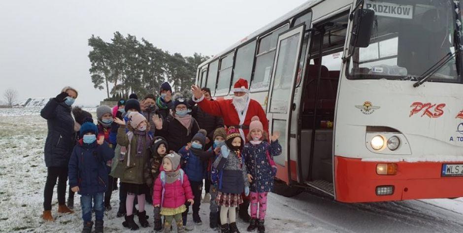 Święty Mikołaj kierowcą autobusu - fot. sd