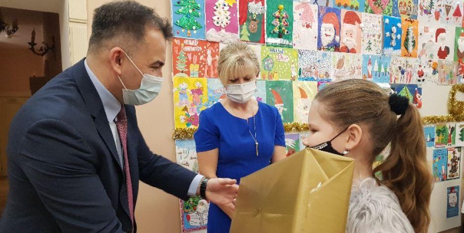 Burmistrz Paweł Marchela wręcza nagrodę Kamili Chabierze, laureatce I miejsca wśród uczniów klas I-III.  fot. MBP w Węgrowie - fot. .