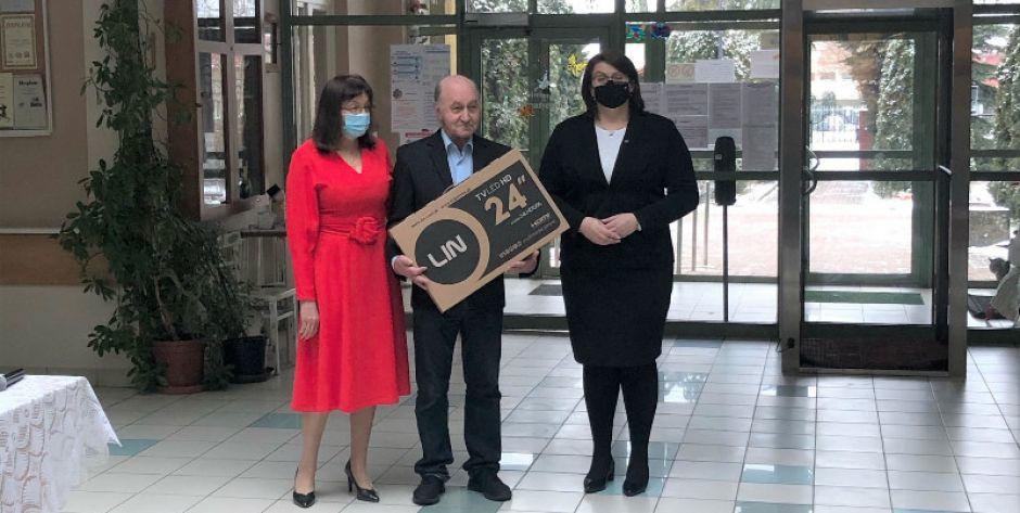 Pan Jarosław w towarzystwie Anny Kaszuby i dyrektor DPS Marii Wierzejskiej - fot. MUW