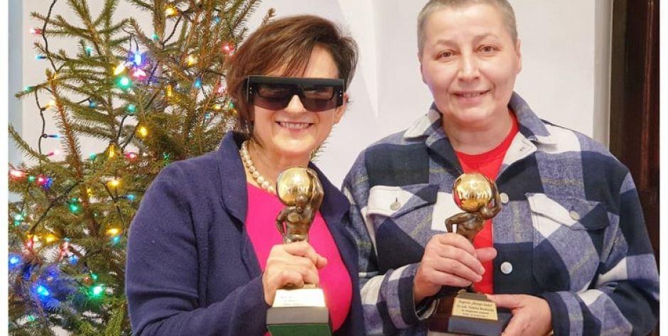 Mariola Zaczyńska i Violetta Machnicka z nagrodami Złotego Jacka fot. Aga Król
