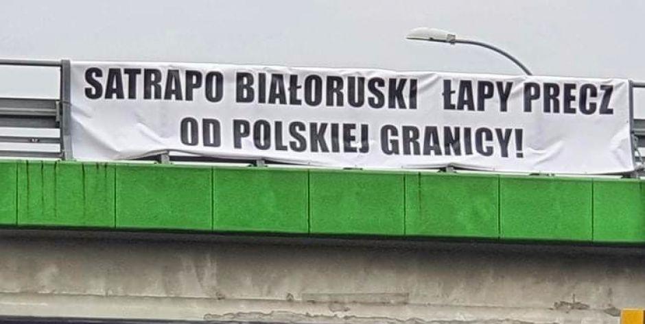 Takie hasło pojawiło się na wiadukcie nad dk 2 - fot. Aga Król