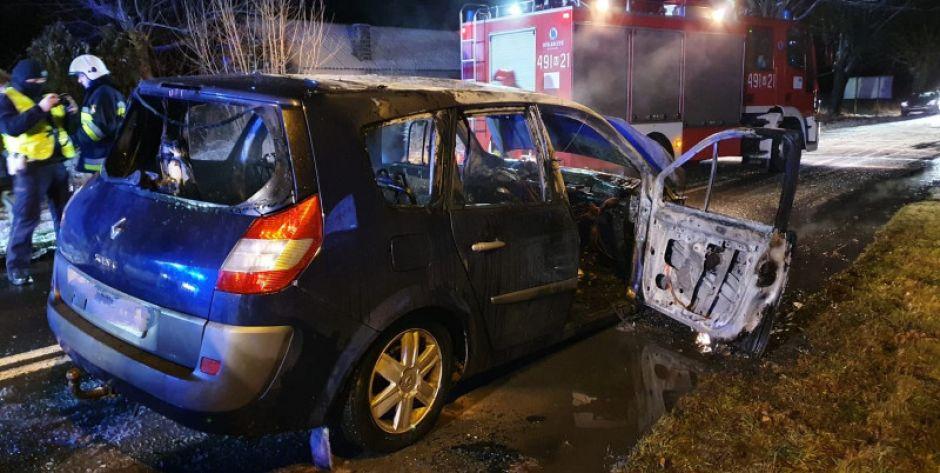 Pożar samochodu w Nowych Hołowczycach - fot. PSP Łosice - fot. j