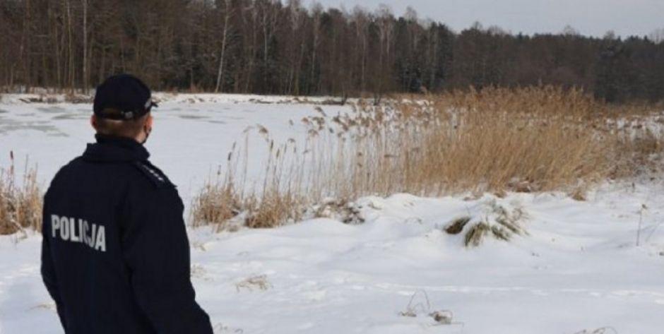 37-latek stracił orientację w lesie. Był wychłodzony i nie mógł się poruszać. Pomoc nadeszła w ostatniej chwili.  - fot. KPP Garwolin