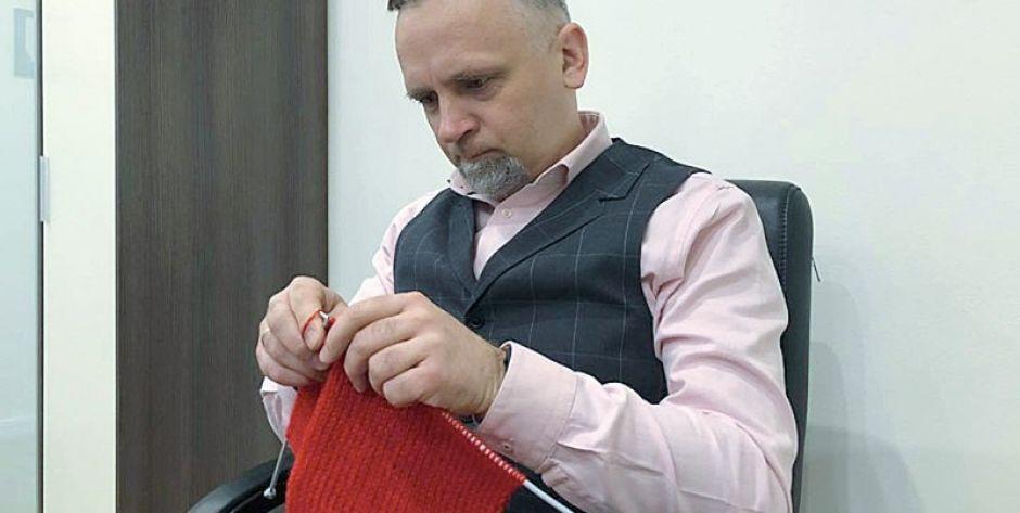 Burmistrz Mińska Mazowieckiego Marcin Jakubowski i urzędnicy magistratu dziergali na drutach w ubiegłym roku. Szalik zrobił furorę. Osiągnął zawrotną kwotę 1075 zł. (fot. arch.) - fot. arch