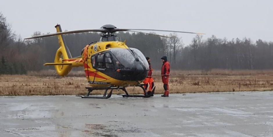 Śmigłowiec LPR awaryjnie lądował w Mościbrodach (fot. Aga Król)