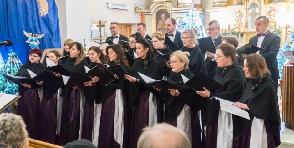 Chór Miasta Siedlce podczas koncertu w Krześlinie