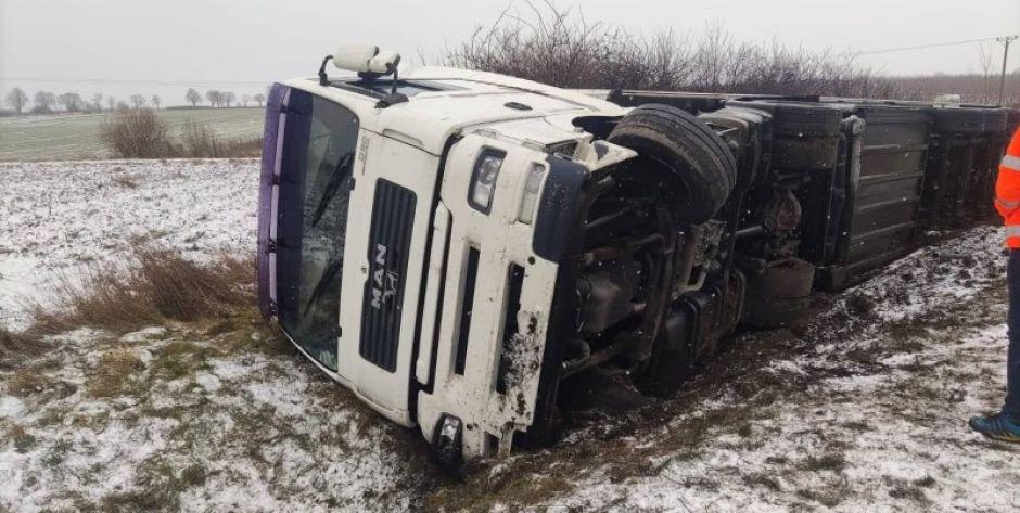 W Sarnakach ciężarówka wpadła do rowu - fot. KPP Łosice
