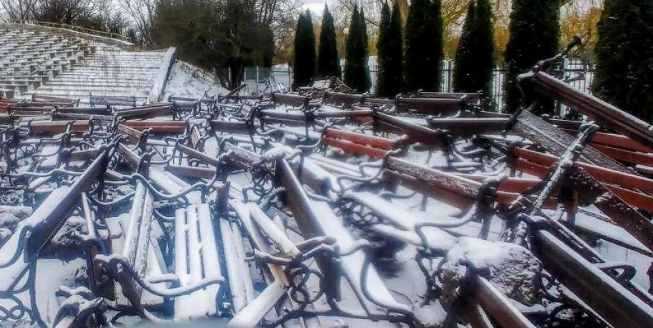 Składowanie parkowych ławeczek na terenie amfiteatru fot. pyt