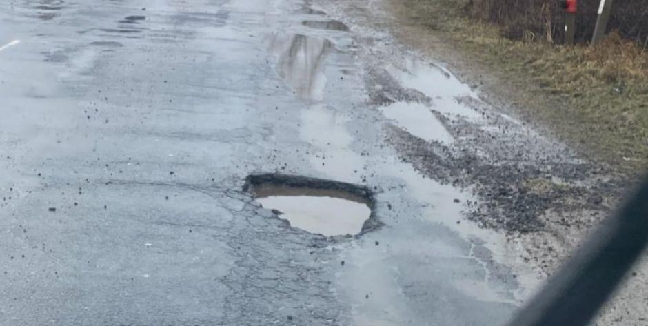 Dziury na ul. Terespolskiej i Starowiejskiej w Siedlcach niszczą opony i karoserię! - fot. Czytelniczka