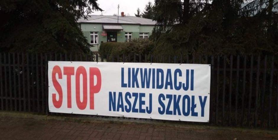 Na ogrodzeniu szkoły w Lipnie zawisł baner