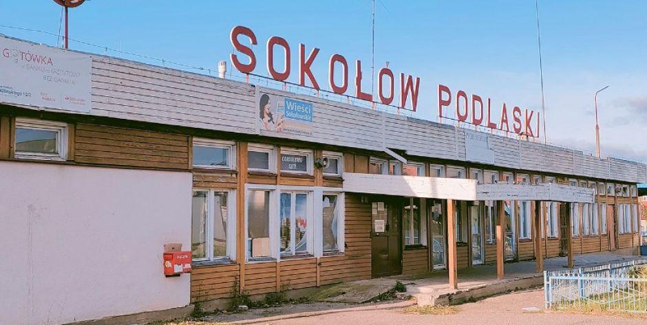 Zamknięty budynek starego dworca. Komunikacja autobusowa rozwija się czy zwija? fot. DK 