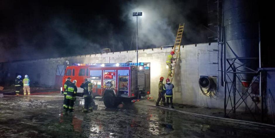 Pożar budynku gospodarczego, spłonęło 900 m2 - fot. PSP Mińsk Mazowiecki - fot. ll