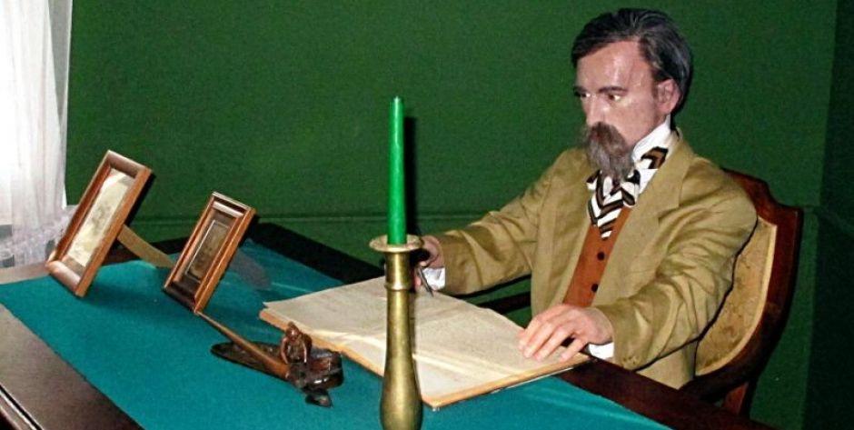 Główna ulica w Woli Okrzejskiej została nazwana na cześć Henryka Sienkiewicza. A to zdjęcie jego figury woskowej w miejscowym muzeum fot. PGL