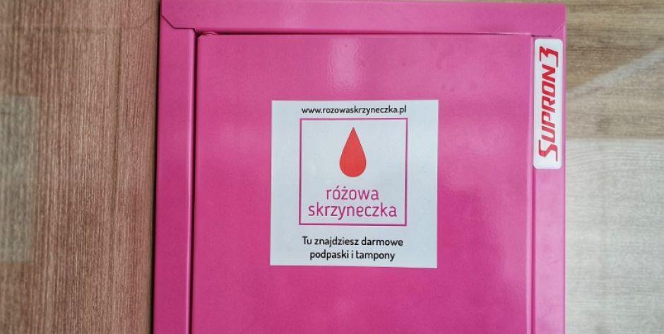 Różowa skrzyneczka ze środkami higienicznymi fot. Aga Król