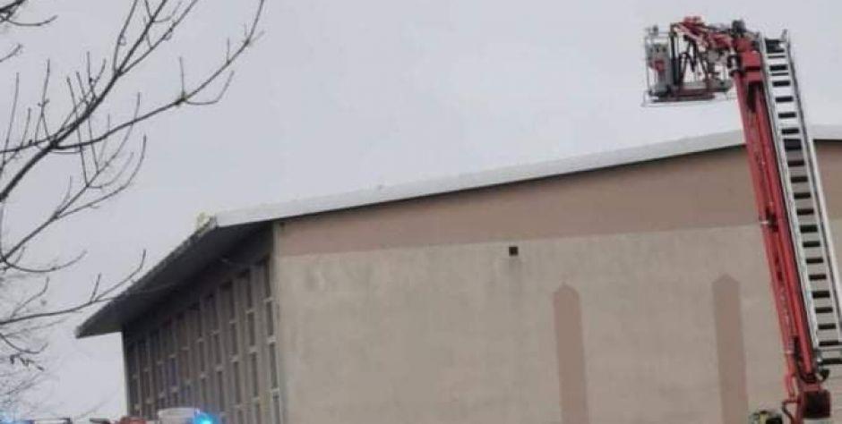 Zerwany dach na hali sportowej w Korytnicy fot. Ratownictwo Powiatu Węgrowskiego - fot. sd