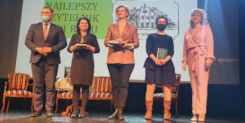 Nagrodzeni w kategorii 20-40 lat z burmistrzem Pawłem Marchelą i dyrektor Małgorzatą Rosparą.  fot. Małgorzata Kamińska - fot. Małgorzata Kamińska