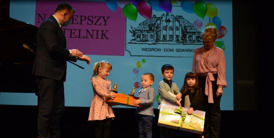 Amelia i Szymon Wysoccy oraz Jakub i Lena Tryfon – Najlepsi Czytelnicy 2021 Roku w kategorii do 6 lat. - fot. Anna Szymańska