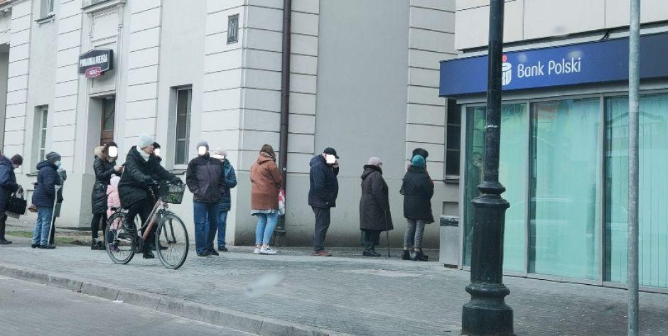 Kolejka do bankomatu przy placówce bankowej znajdującej się w Galerii Siedlce (fot. Czytelnik)  - fot. Czytelnik