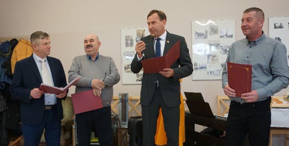 Panowie czytali wiersze paniom.  fot. sej