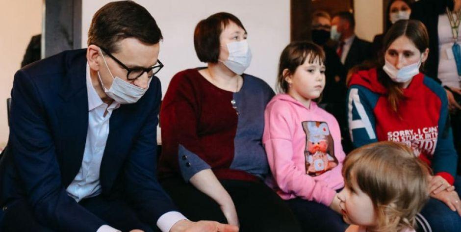 Premier Mateusz Morawiecki spotkał się z kobietami i  dziećmi z Ukrainy.  foto: Facebook.com/MorawieckiPL - fot. .