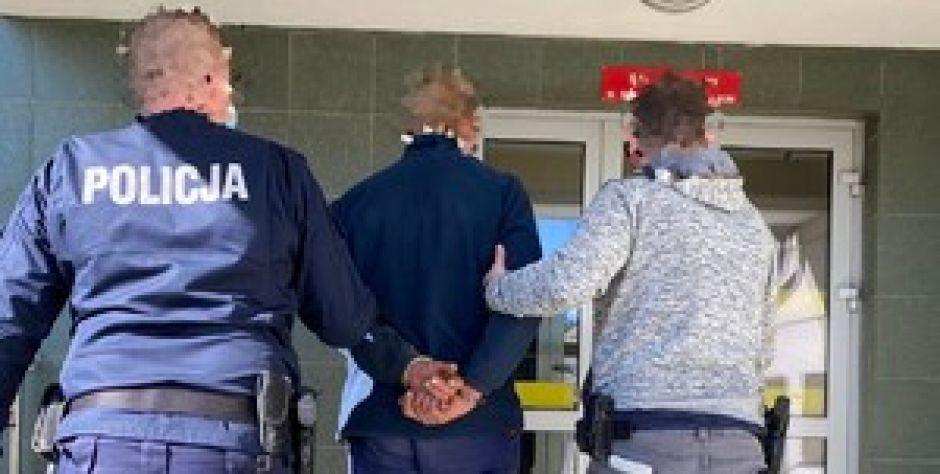 Myśliwi przekazali kłusownika policjantom - fot. KPP Sokołów Podlaski