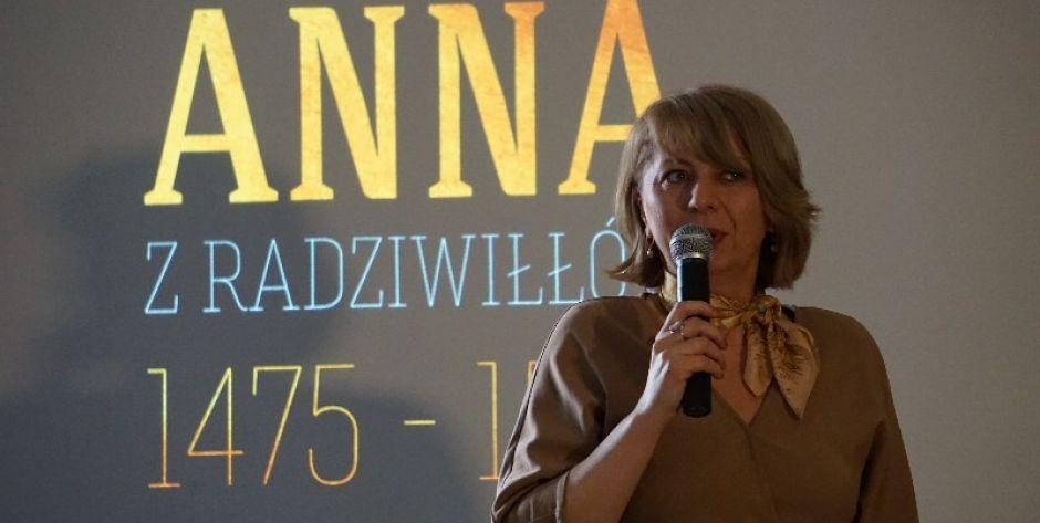 Dyrektor Eliza Czapska otwiera konferencję prasową poświęconą postaci księżnej Anny Radziwiłłówny.