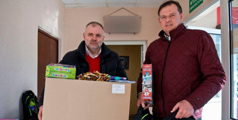 Radni Robert Chojecki i Maciej Nowak za swoje diety kupili upominki dzieciom uchodźców i małym siedlczanom - fot. Aga Król