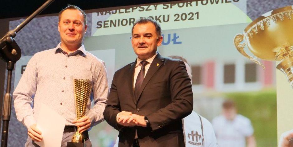 Najlepszy sportowiec 2021 roku z burmistrzem Pawłem Marchelą.  - fot. UM w Węgrowie