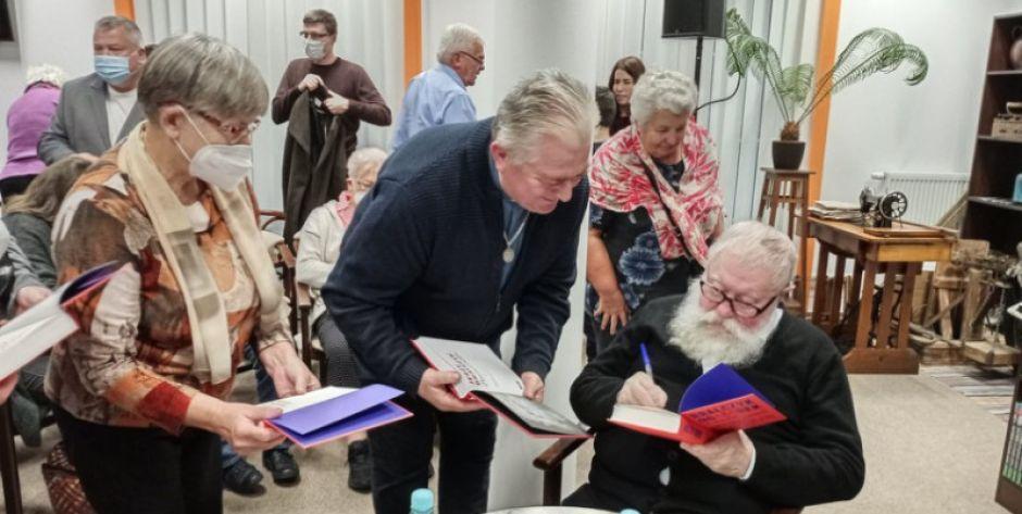 Na spotkanie z prof. Jerzym Bralczykiem w Cegłowie przyszło wielu seniorów. - fot. arch