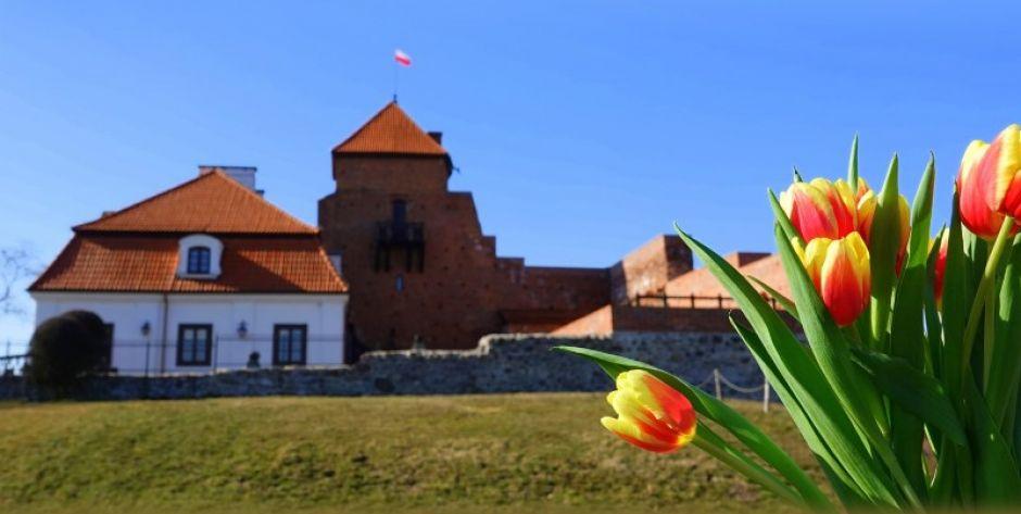 Na zamku w Liwie powitają wiosnę.  - fot. .